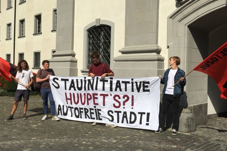 JUSO Stadt St. Gallen protestiert gegen Auto-Initiative